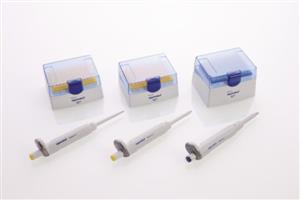 4924000908 | Eppendorf Reference® 2, 3-pack, 1-channel, variable, incl. 3x epT.I.P.S.® Box 2.0 and ballpoint pen, Option 1: 0.5 – 10 µL, 10 – 100 µL, 100 – 1,000 µL. Replaces order no. 4920000903.