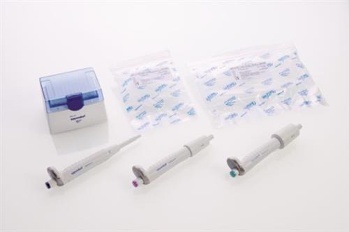 4924000916 | Eppendorf Reference® 2, 3-pack, 1-channel, variable, incl. 3x epT.I.P.S.® Box 2.0 and ballpoint pen, Option 2: 2 – 20 µL yellow, 20 – 200 µL, 100 – 1,000 µL. Replaces order no. 4920000911.